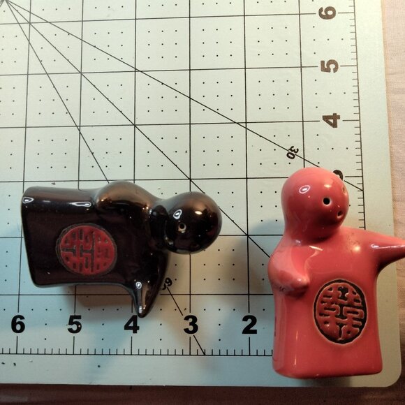 Hugging Salt Pepper Shakers Black Red Embracing Hugging Japanese Ying Yang Asia - Picture 8 of 16